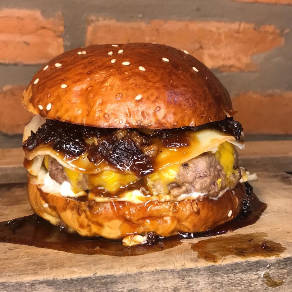 Blend suculento de 160g de carne, em seguida, acrescente camadas de queijo cheddar e provolone, que se derretem em perfeita harmonia. Top com cebola caramelizada, que adiciona um toque doce e dourado, e finalize com nosso irresistível geleia agridoce de pimenta. Este é o hambúrguer que faz os amantes de queijo e cebola suspirarem de prazer.