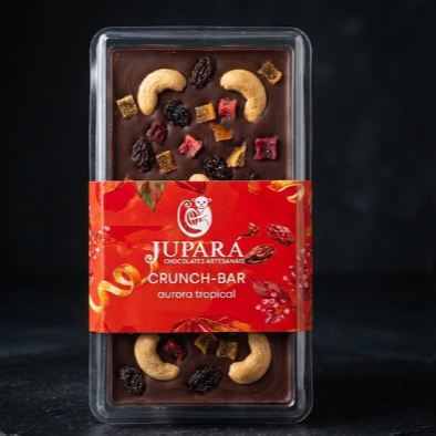 Chocolate com laranja 60%, castanha de caju, pimenta rosa, laranja cristalizada e uva passas. Uma combinação exótica que mistura o amargor suave do chocolate com toques doces e picantes, criando uma experiência única e surpreendente.