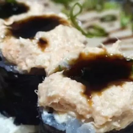 Arroz e nori, com pastinha de salmão do chefe e molho tarê.