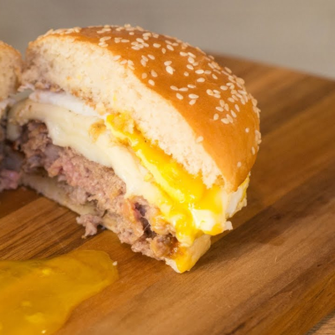 Pão, Carne de Hambúrguer (56g), Queijo, Ovo e Maionese Caseira.