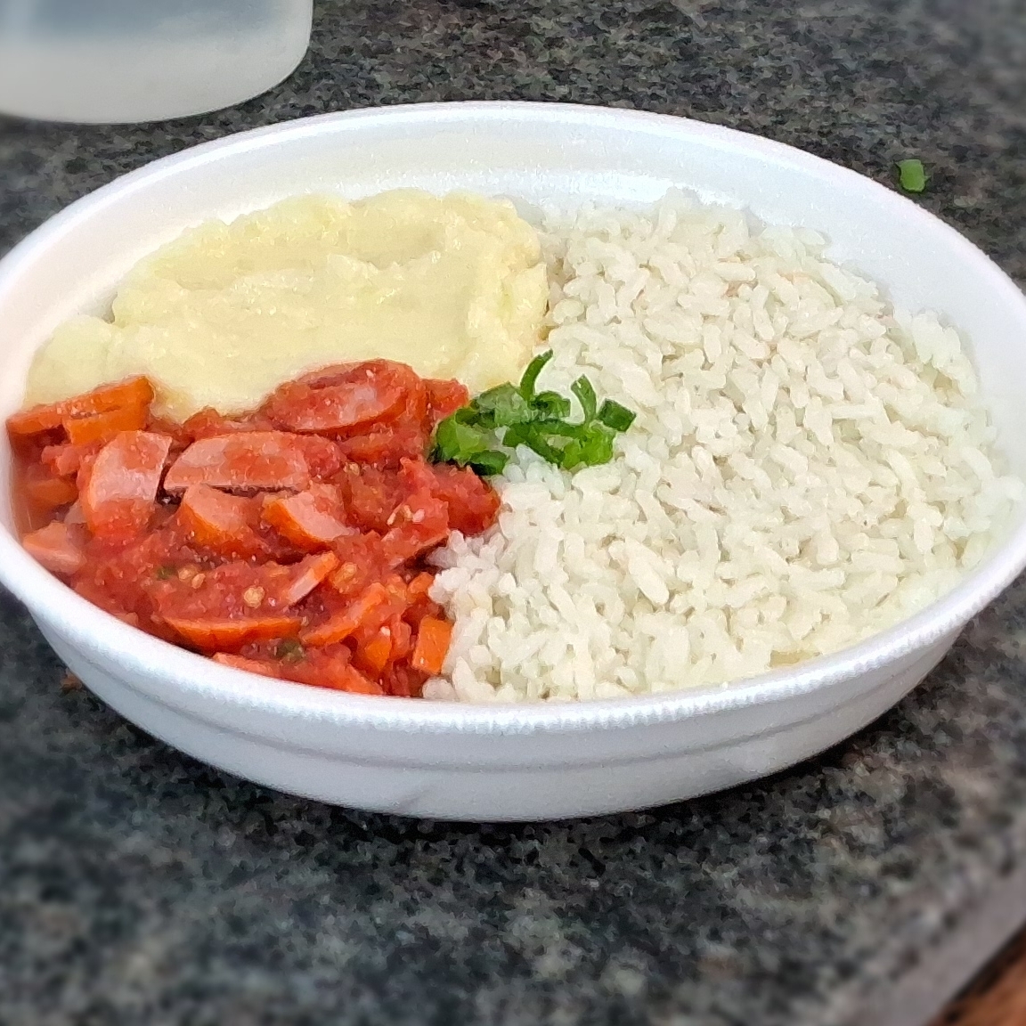 🍛 Porção na medida certa: em média 340g
💰 Pequena no preço, gigante no sabor!
😋 Comida de verdade, bem temperada e feita com carinho
👉 Perfeita pra matar a fome sem pesar no bolso