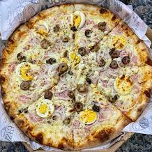 molho de tomate, queijo mussarela, tomate, cebola, ovo, pimentao, oregano.