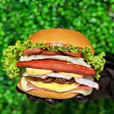 Pão, salada, ovo, presunto queijo, calabresa, bacon, salsichinha, carne de hambúrguer industrial e molho a sua escolha.