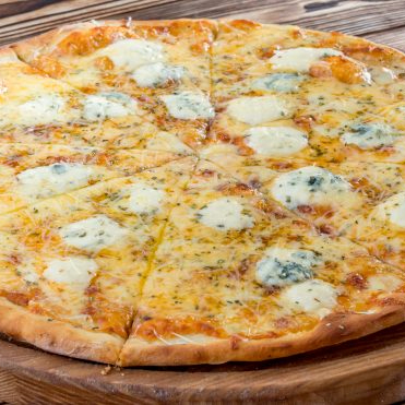 🧀 Muçarela, 🧀 parmesão, 🧀 provolone e 🧀 catupiry. Explosão cremosa pra quem é louco por queijo.