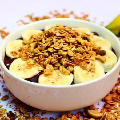 Incluso dois complementos: banana e granola. Diferente de outras marcas, não reduzimos a quantidade de açaí conforme você adiciona complementos!