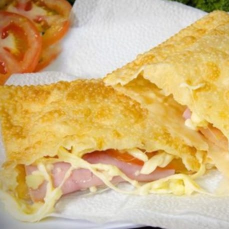 Sequinho e crocante! Pastel de presunto, mussarela, frango, tomate e orégano.