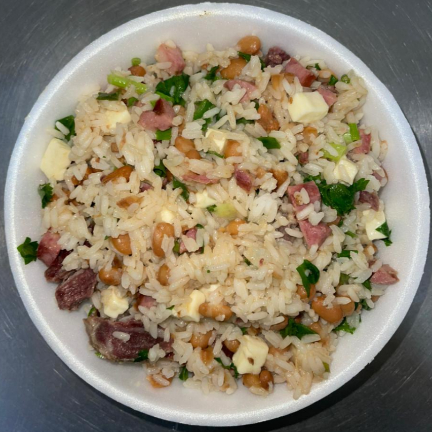 Carne seca, calabresa, arroz, feijão, queijo fresco, cebola e cheiro verde. tudo junto