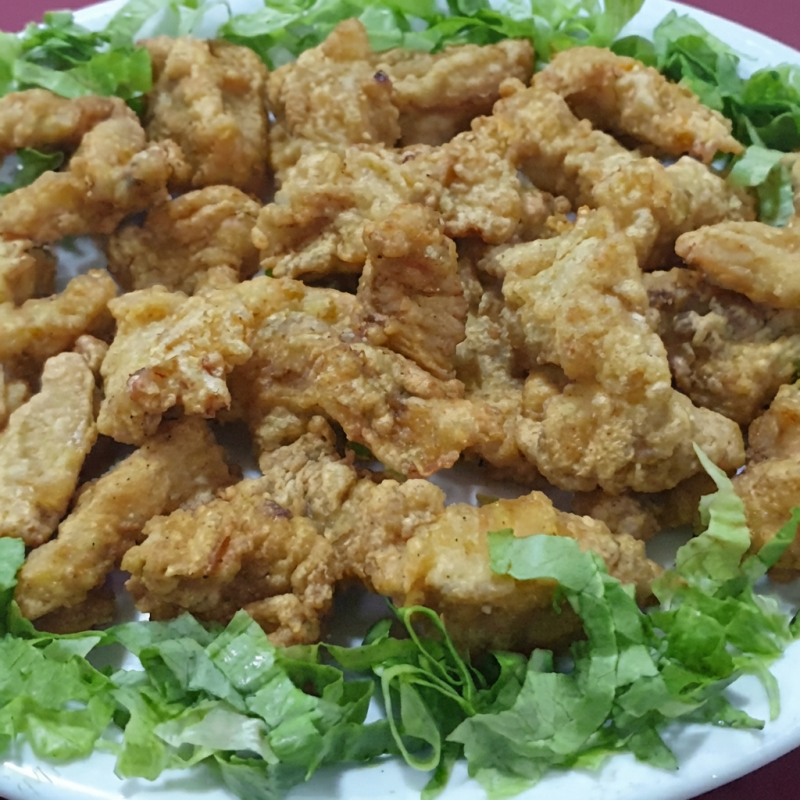 Peixe de primeira cuidadosamente cortado em pedaços pequenos, temperados a moda da casa, empanados com farinha de trigo de primeira e fritos à dorê.