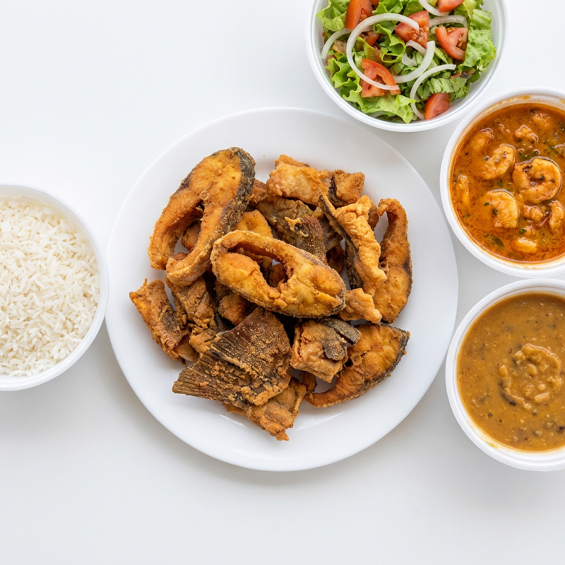Peixe frito em posta, arroz branco, molho de camarão, pirão ou feijão e salada.