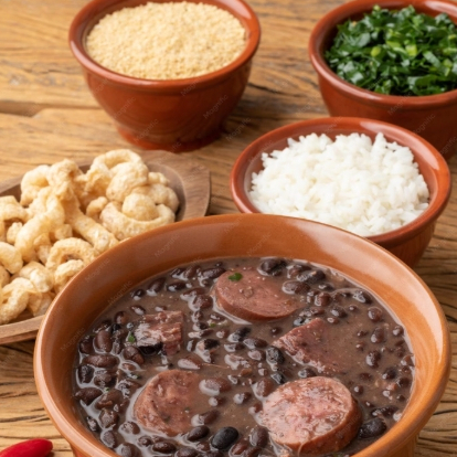 Feijoada, arroz, farofa Serve até duas pessoas.