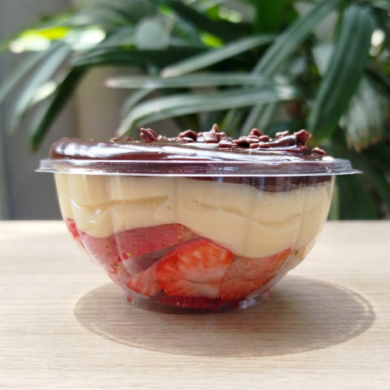 Bombom de Morango no Pote é feito com morangos frescos e suculentos, combinados com um recheio cremoso de leite, leve e delicado, e finalizado com uma irresistível camada de creme de chocolate cremoso. Tamanho 250ml