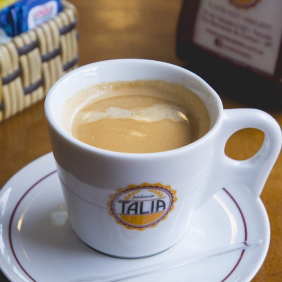 Café expresso duplo, preparado com grãos selecionados e extraído na pressão ideal, oferecendo sabor intenso, aroma marcante e corpo encorpado.
