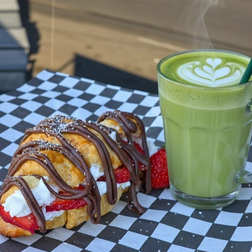 Matcha frappe + croissant