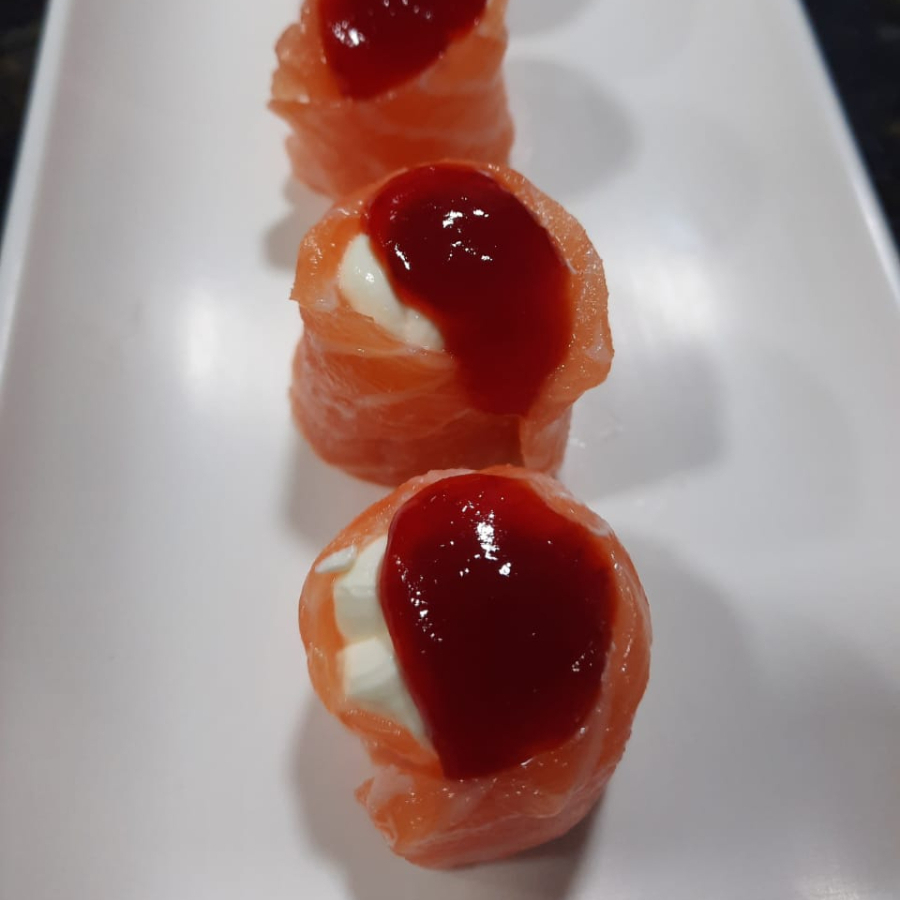 salmão enrolado no cream cheese com calda de pimenta