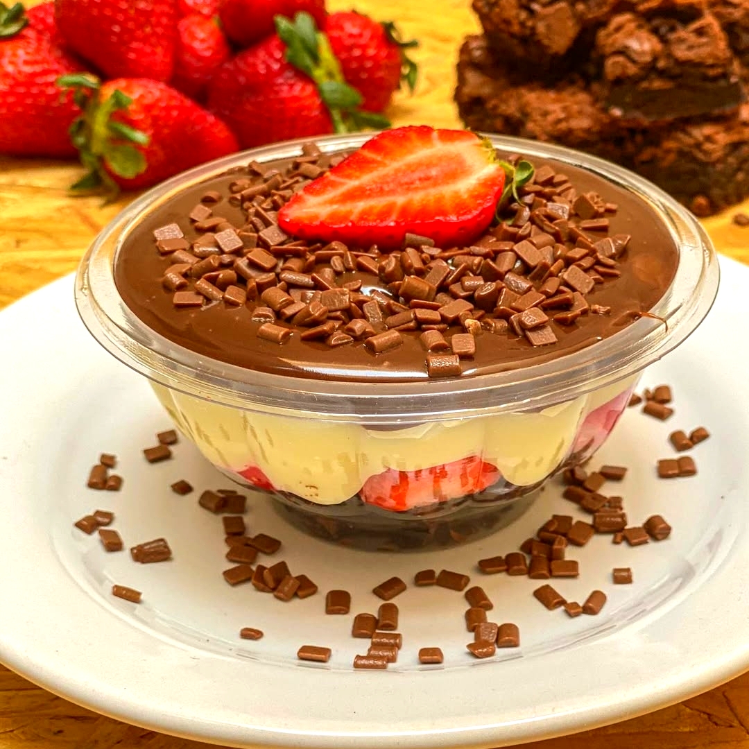 Composto por creme ao leite , pedaços de brownie e morango , nutella creme de ninho e fanalizado com creme ao leite. 150ml serve 1 pessoa