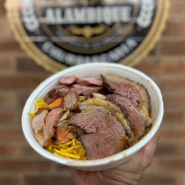 Descubra uma experiência culinária inesquecível com nosso 'Churrasco do Alambique'. Com a certeza de satisfazer seus paladares, este marmitex é recheado com o mais delicioso e suculento churrasco.