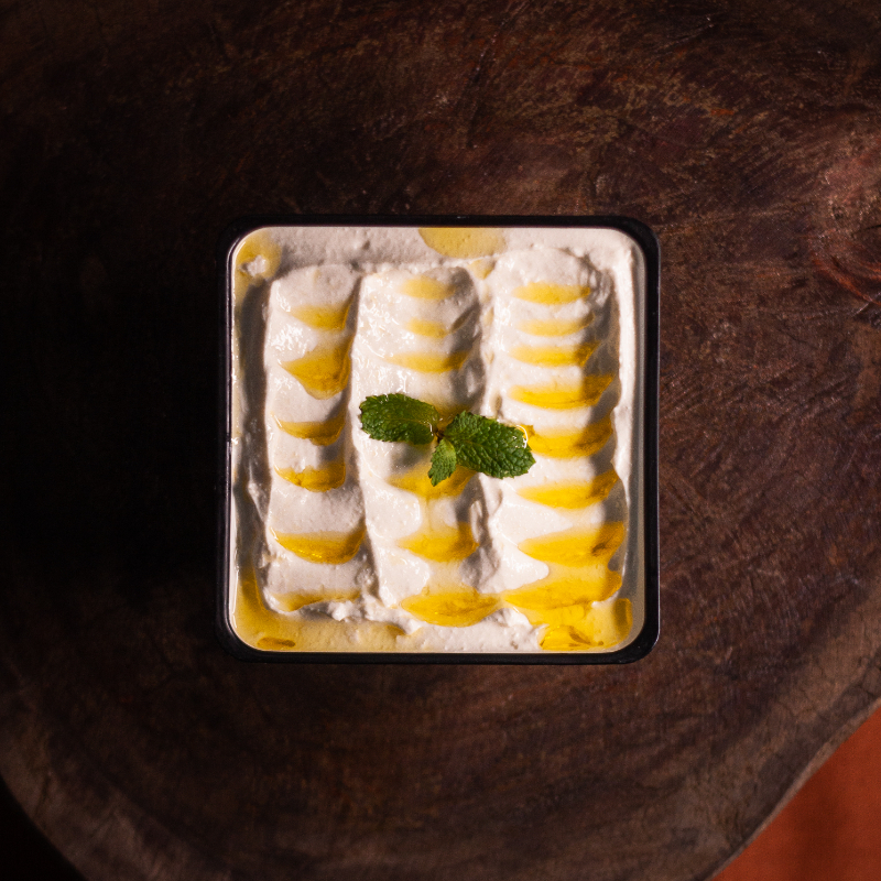 Leite integral, fermento lácteo e um toque de sal. Drenada artesanalmente para atingir a textura firme e cremosa, preparada diariamente para garantir o frescor.