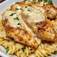 macarrão parafuso prato feito na hora com frango frito picado por cima