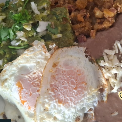 Chilaquiles Jumbo Montados con 2 Huevos