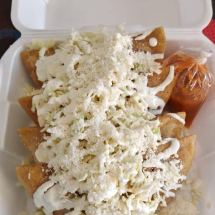 Empanadas de Queso con Jamón y Ensalada