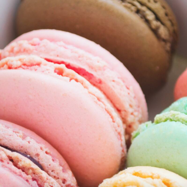 Delicados macarons, coloridos e crocantes, que derretem na boca com recheios cheios de sabor.