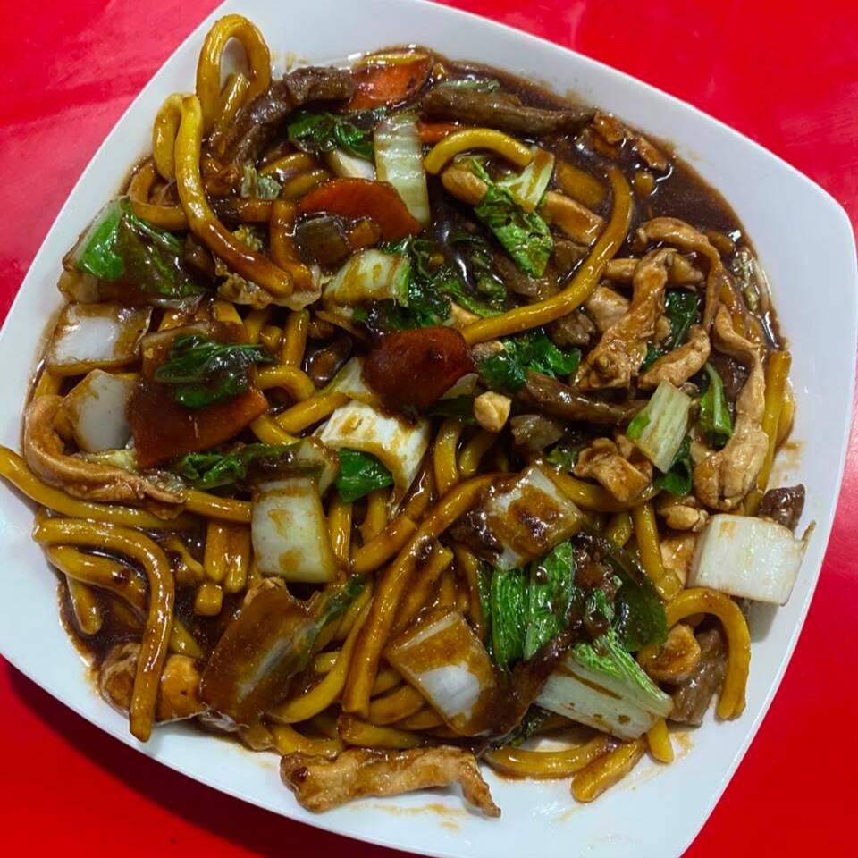 Macarrão, frango e legumes ao molho shoyu. Aproximadamente 600g.
