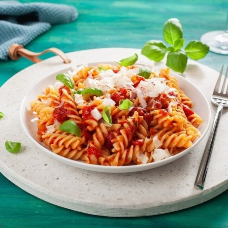 Apresentamos o 'Fusilli ao Pomodoro' de 500ml, uma celebração autêntica de sabores e aromas harmoniosos. Classificado como 'Massa de Sêmola com Ovos', este prato destaca-se pela sua genuinidade e riqueza de sabores. A base é construída pelo frescor do tomate, crocância da cebola e o paladar acentuado do alho, que juntos, tecem uma sinfonia de sabores. O manjericão, com sua vibração refrescante, e o orégano, com seu toque terroso, são os acordes finais desta magnífica composição culinária. A pimenta calabresa adiciona um toque picante, elevando o prato a um patamar superior de prazer gastronômico. Uma verdadeira explosão de sabores mediterrâneos que promete encantar e surpreender a cada garfada!