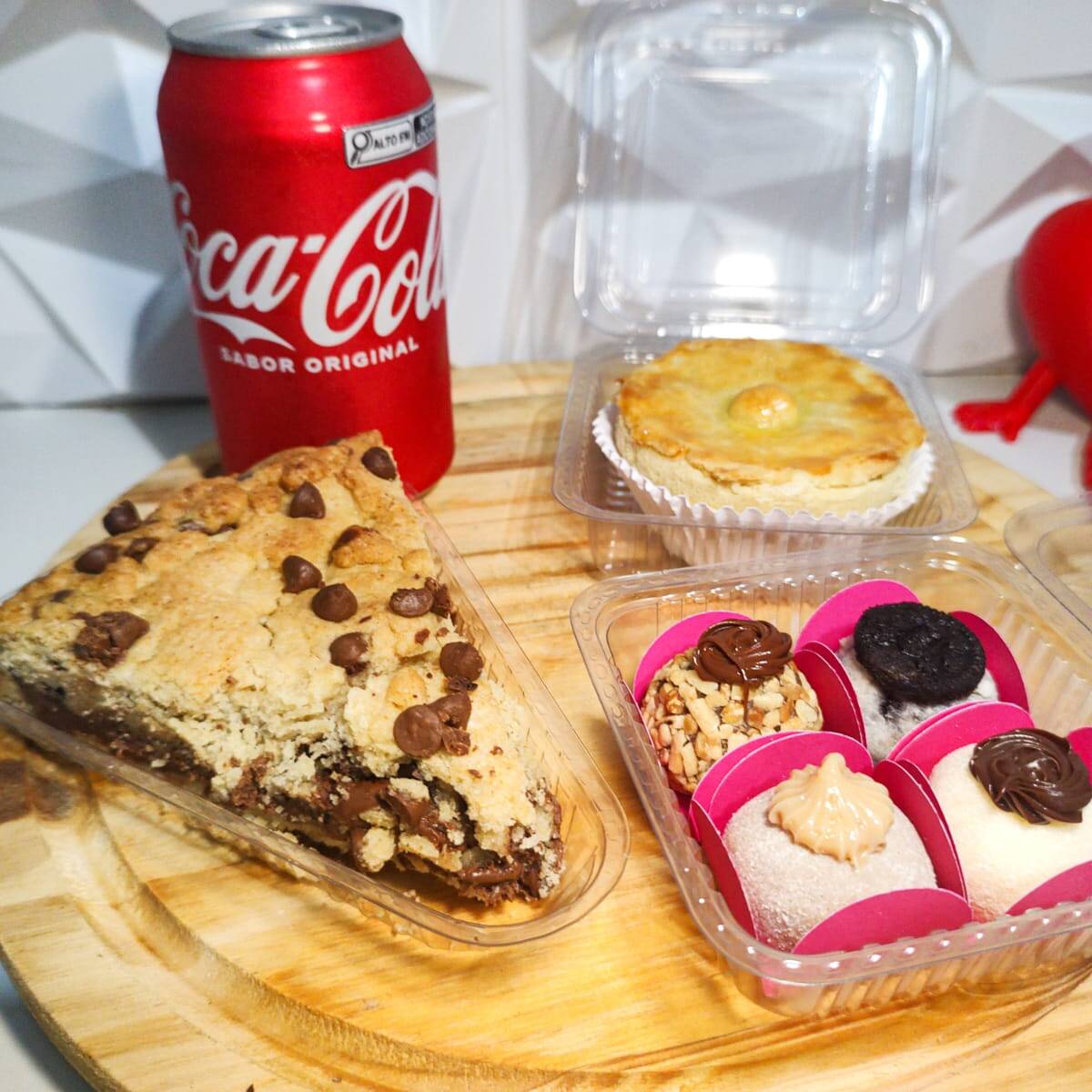 1 Fatia Torta de Cookie Com Nutella + 1 Empada De Frango c/ Catupiry Grande (130 Gramas) + 4 Docinhos Gourmet: (Ferreiro Rocher, Ninho c/ Nutella, Oreo e Churros) + 1 Coca Cola 350ml.
