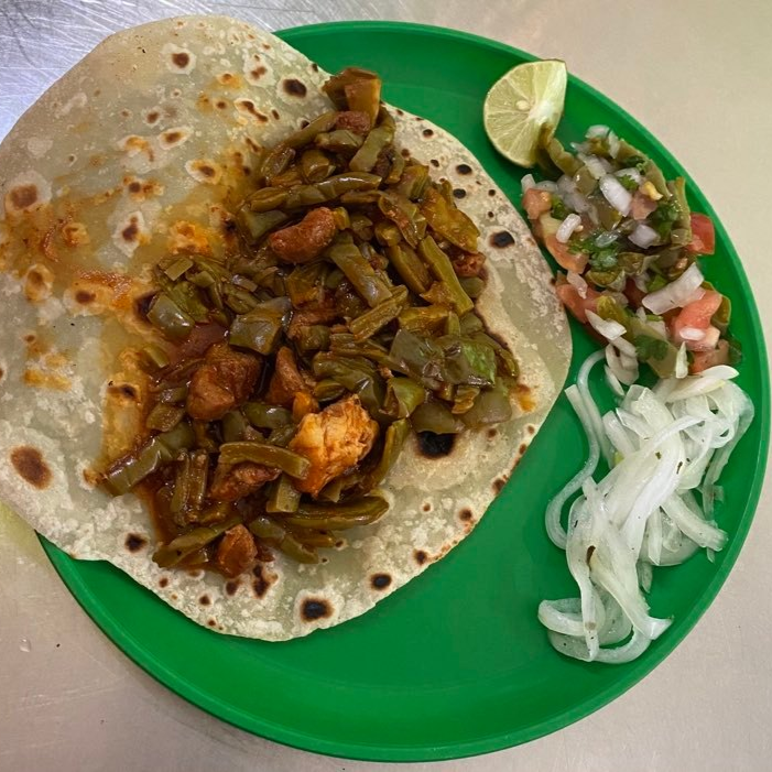 Puerco en Salsa Roja con Nopales.
