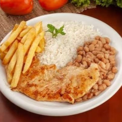 Arroz, feijão, filé de frango grelhado e acebolado, farofa e fritas