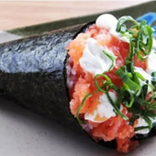 Um Temaki generoso e cheio de sabor : salmão fresco, camarão suculento e Kani macio unidos em um recheio abundante e equilibrado .enrolado em alga nori crocante com arroz temperado, ganha cremosidade com cream cheese e o toque da cebolinha