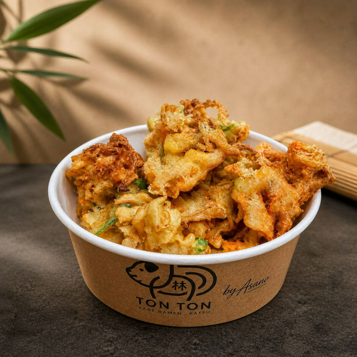 Macarrão japonês, salteado com legumes frescos, pedaços de frango, beni shoga (gengibre vermelho) e molho especial.