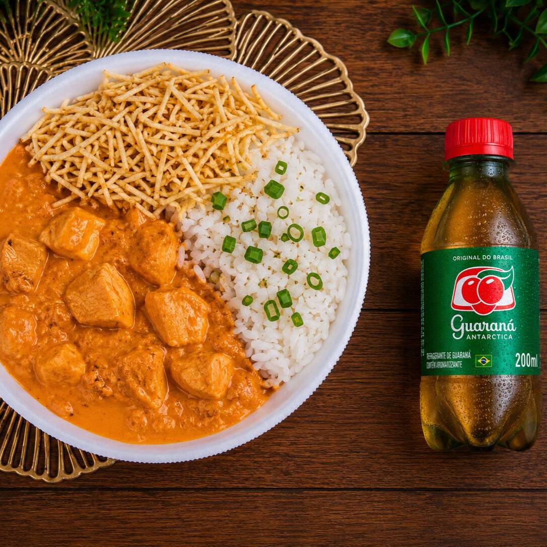 Marmita de Strogonoff de Frango com batata palha que vai acompanhado por arroz e também um refrigerante bem gelado pet 200ml