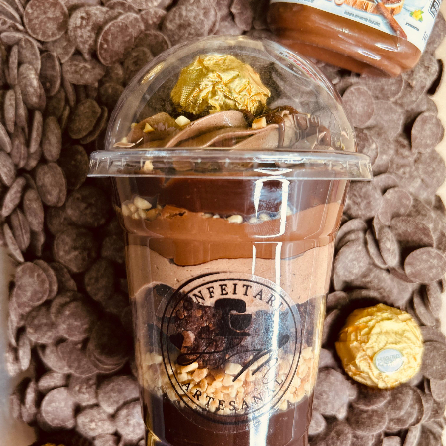 Copo da felicidade com delicioso creme de chocolate com mousse de nutella com chocolate brownie, amendoim nutella e finalizado com amendoim nutella e bombom ferrero rocher