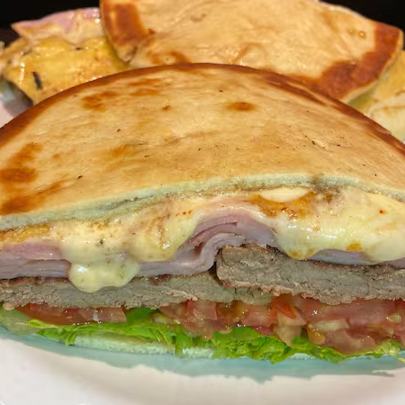 Filé mignon, muçarela, presunto, alface, tomate e maionese. Serve 2 pessoas.