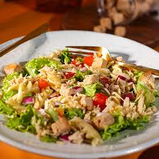 salada de folhas de alface , cenoura ralada , tomate fresco , aprox; 100g de frango em cubo, queijo parmesão ralado e molho artesanal de e cortes generosos de torrada da casa .