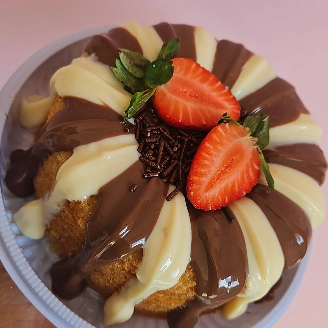 Nosso vulcão P com massa de chocolate e cobertura casadinho (chocolate e brigadeiro branco)Rende 4 fatias