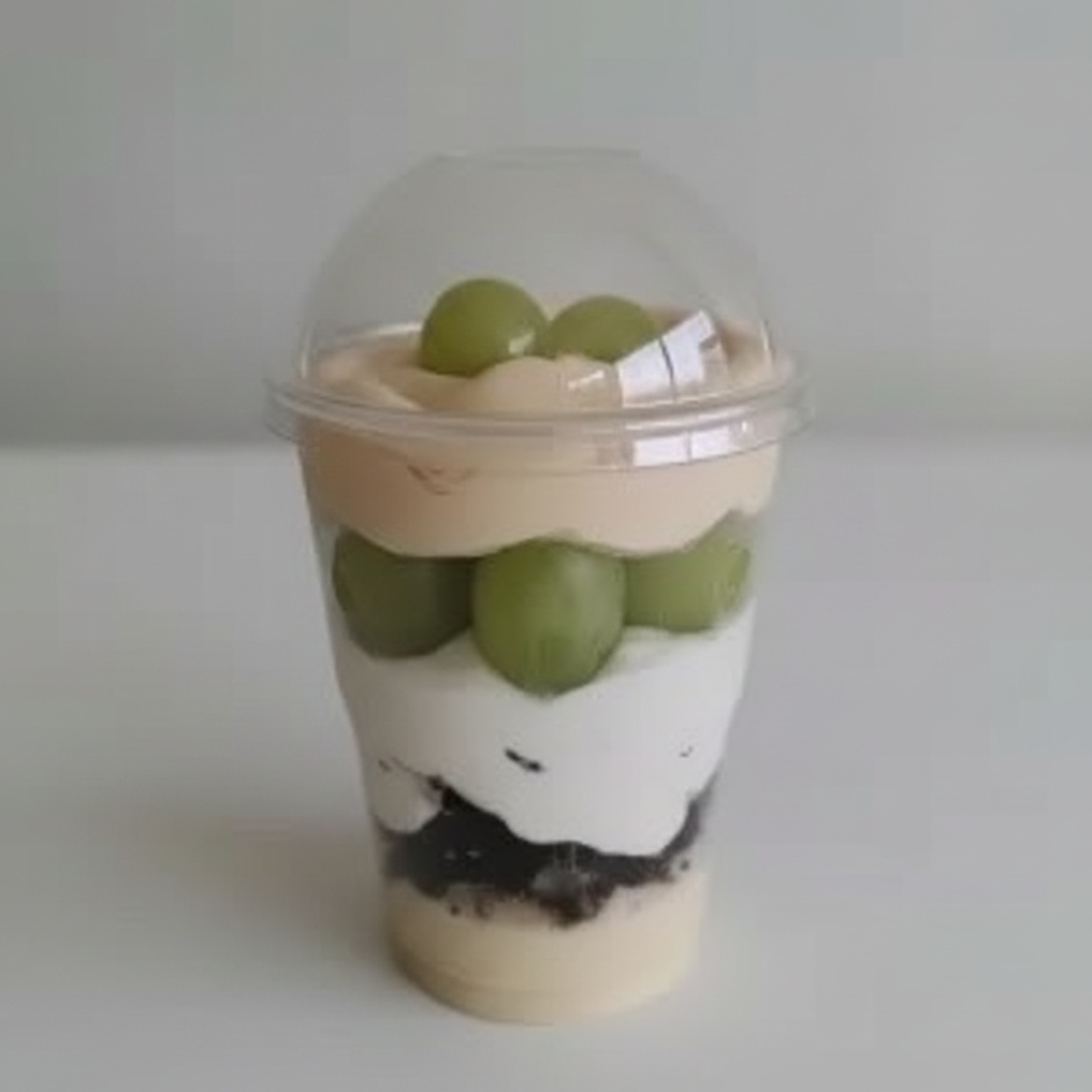 Copo da Felicidade com brigadeiro e mousse de Ninho, uvas frescas e brownie. Cremoso, frutado e irresistível!