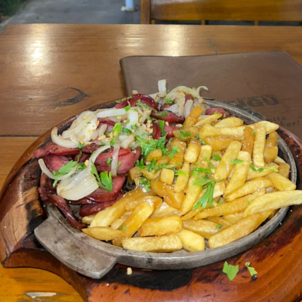 Calabresa, azeitona, cebola, cheiro verde, alho frito farofa, vinagrete, batata frita e molho barbecue