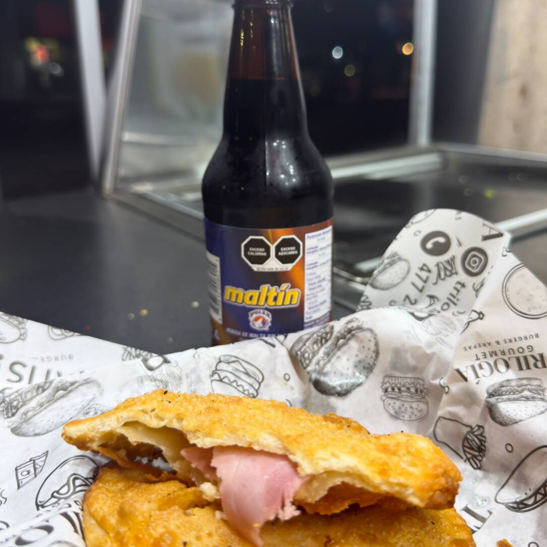 Pastelito Venezolano Jamon y Queso