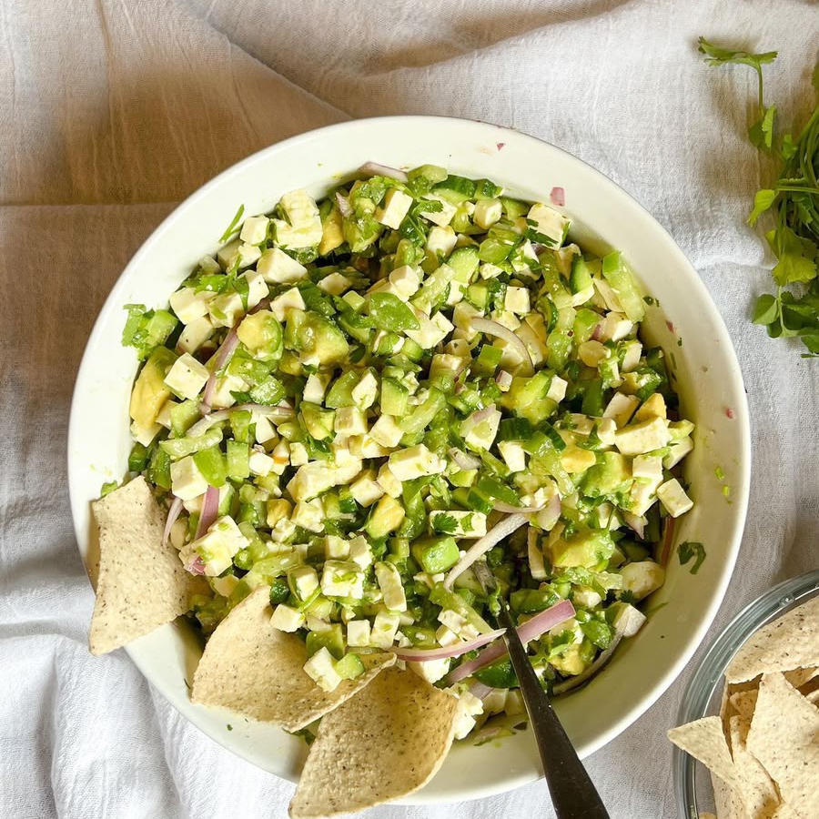 Ensalada verde con queso panela,aguacate etc