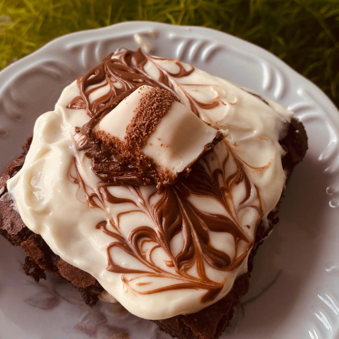 Brownie com creme de kinder e por cima creme de ninho com Nutella