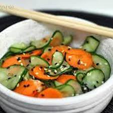 Salada refrescante japonesa feita com fatias finas de pepino e cenoura, temperadas com vinagre de arroz, açúcar e um toque de gergelim torrado. Leve, crocante e perfeita para abrir o apetite.
