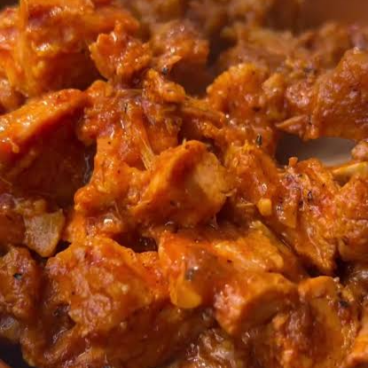 CHICHARRON CACHETE EN SALSA ROJA