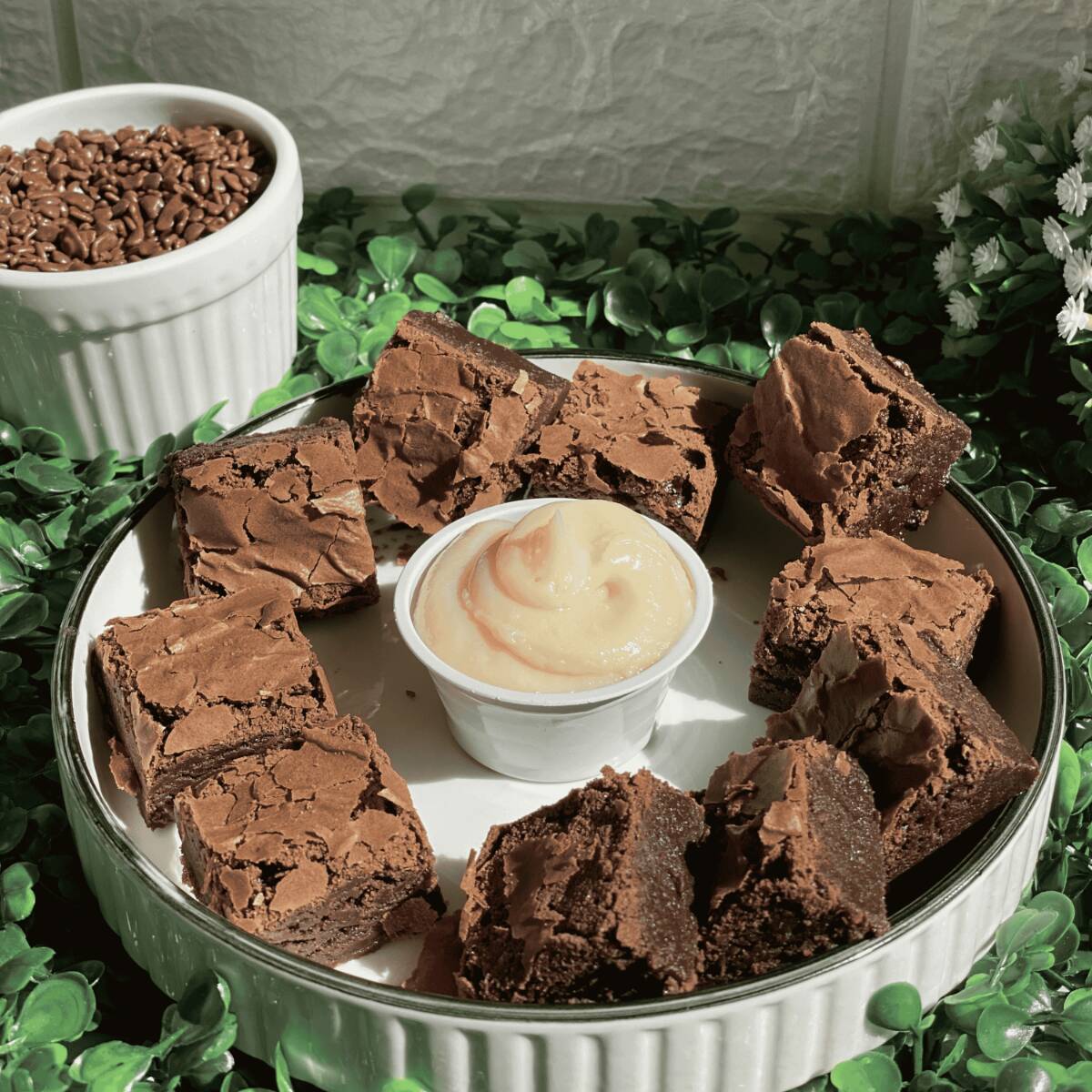 O nosso Afogadinho vem com 10 quadradinhos de brownies super macios e molhadinhos. E, claro, acompanha um potinho de recheio de 50g de brigadeiro de Ninho dentro para afogar cada pedacinho e deixar tudo ainda mais irresistível!