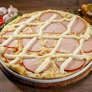 PIZZA DE MASSA PROFISSIONAL ARTESANAL,COM MOLHO CASEIRO MUSSARELA PEDACOS DE PEITO DE PERU DEFUMADO CO REQUEIJAO