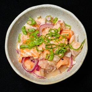 Salmão e Peixe branco marinados no limão, pimentões e cebola roxa finalizados com cebolinha.
