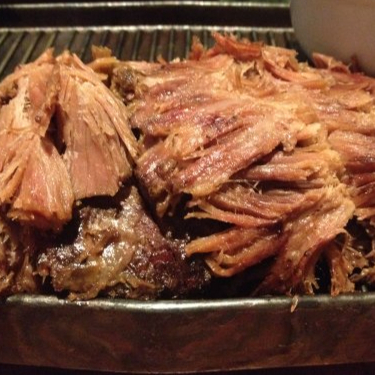 COSTELA BOVINA, FEIJÃO MACASSAR OU MULATO, ARROZ, MACARRÃO, FAROFA, VINAGRETE E BATATA.