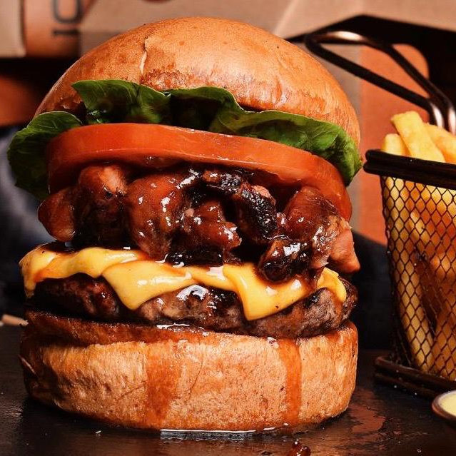 Burger con costilla de cerdo ahumada con BBQ