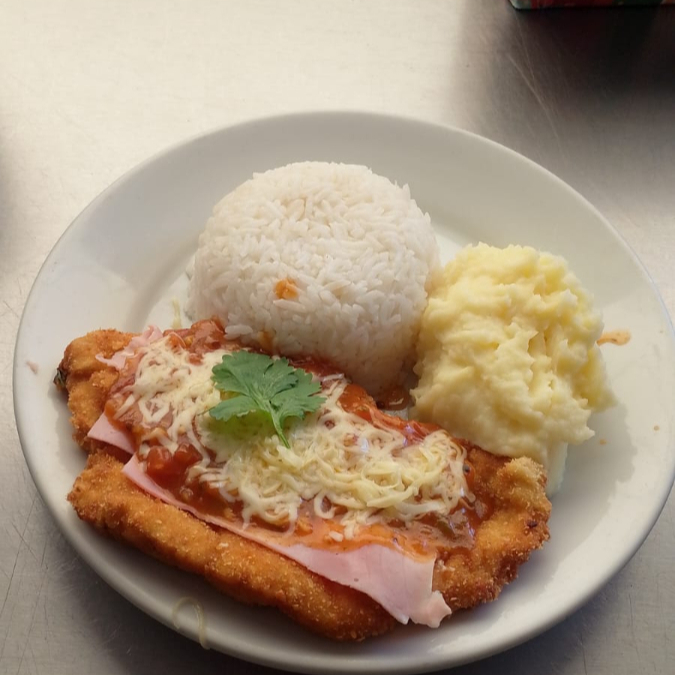 Delicioso prato de frango à parmegiana com arroz, feijão, salada verde separada, purê de batata ou batata frita
